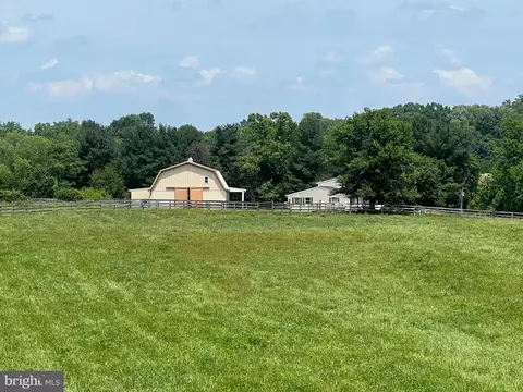82 Pond Rd, Charles Town, WV 25414