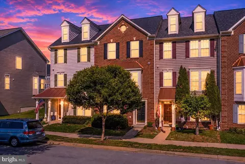 18 Davis St, Charles Town, WV 25414