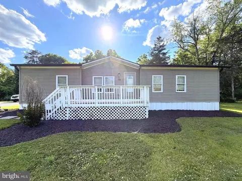 75 Lindas Ln, Kearneysville, WV 25430