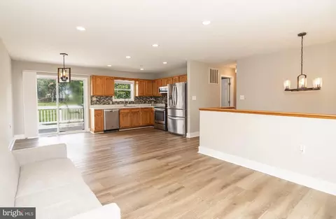 Living - 98 Rex Dr, Ranson, WV 25438 photo 3 of 4