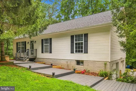 247 Maple Ridge Ln, Harpers Ferry, WV 25425