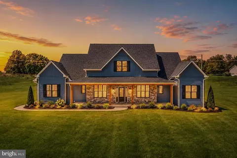 106 Oak Crest Dr, Kearneysville, WV 25430