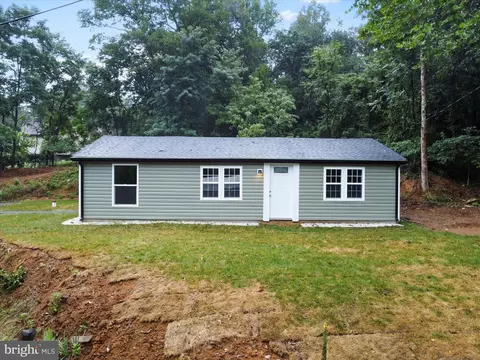1712 Shenandoah River Dr, Harpers Ferry, WV 25425
