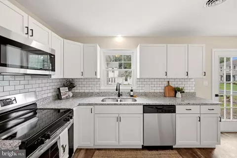 10 Standish Ct, Charles Town, WV 25414