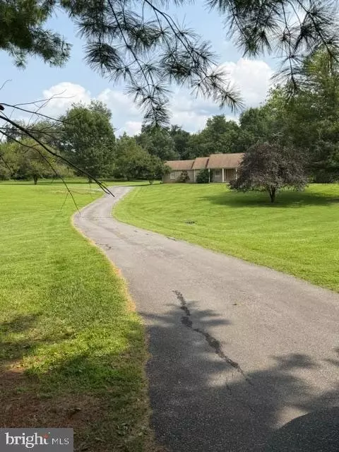274 Dogwood Manor Dr, Shenandoah Junction, WV 25442