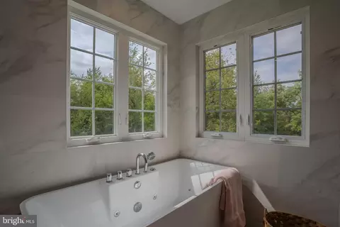 Bath - 898 Declaration Dr, Charles Town, WV 25414 photo 6 of 8