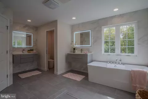 Bath - 898 Declaration Dr, Charles Town, WV 25414 photo 3 of 8