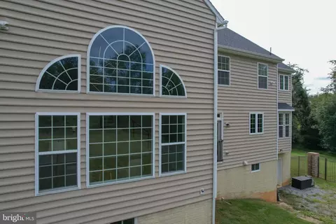 Exterior - 898 Declaration Dr, Charles Town, WV 25414 photo 7 of 9