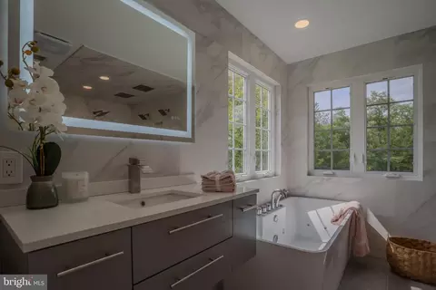 Bath - 898 Declaration Dr, Charles Town, WV 25414 photo 5 of 8
