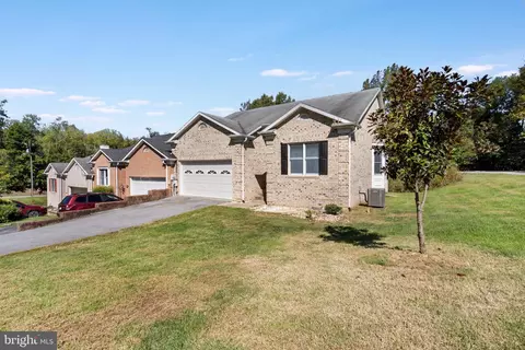 43 Bon Aire Dr, Shepherdstown, WV 25443