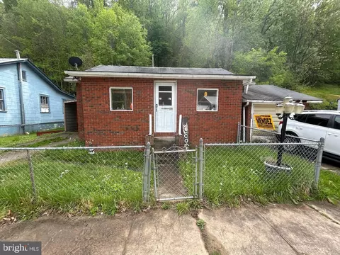 1423 Copperas Fork Rd, Holden, WV 25625