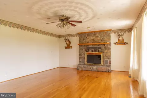 Living - 2046 Simms Hill Rd, Lindside, WV 24951 photo 3 of 5