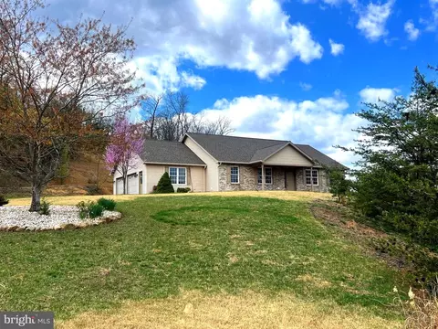 956 S Lakewood Dr, Ridgeley, WV 26753