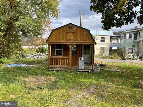 48 Lee St, Paw Paw, WV 25434