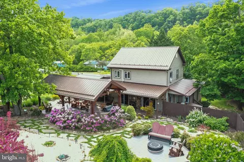15 Mill Farm Trl, Berkeley Springs, WV 25411