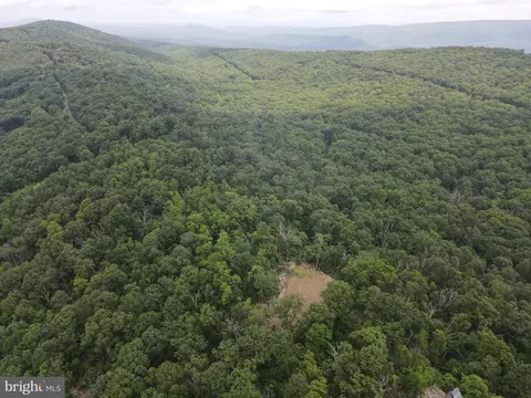3 Blumb Ln, Great Cacapon, WV 25422