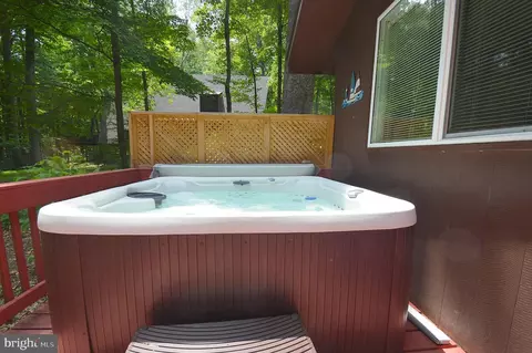 1220 Mountainside Rd, Berkeley Springs, WV 25411