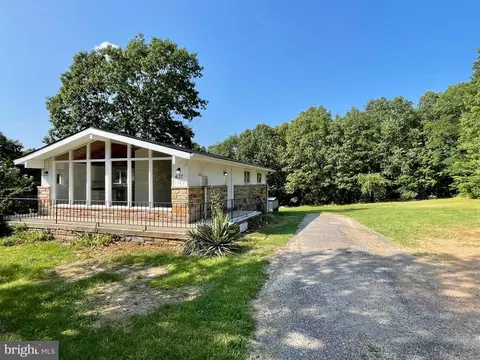 637 Mawani Village Ln, Berkeley Springs, WV 25411
