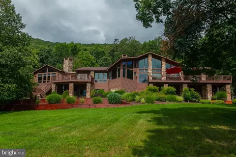 1303 Parkside Dr, Berkeley Springs, WV 25411