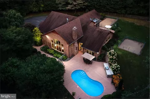 141 Go Away Ln, Berkeley Springs, WV 25411