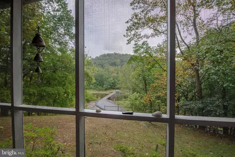16 Comptons Ln, Great Cacapon, WV 25422