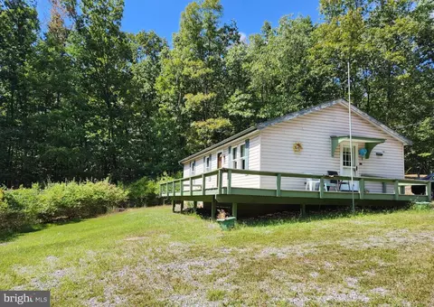 228 Greenbriar Ln, Berkeley Springs, WV 25411