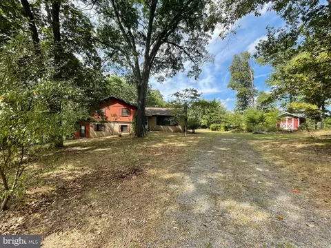 40 Little Creek Ter, Berkeley Springs, WV 25411