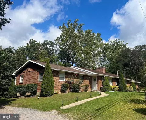 9326 Valley Rd, Berkeley Springs, WV 25411