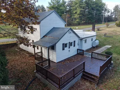 3751 Highland Ridge Rd, Berkeley Springs, WV 25411