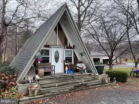 15 Rock Gap Rd, Berkeley Springs, WV 25411