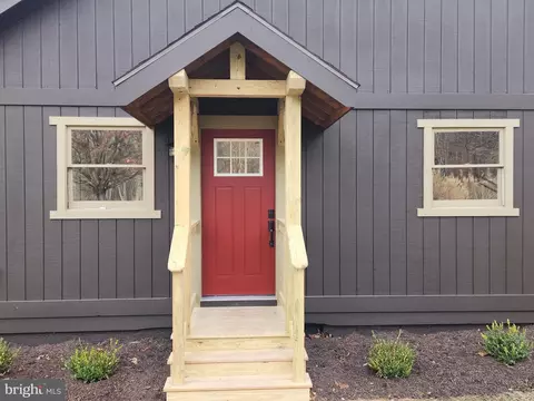 20 Candlewood Ln, Great Cacapon, WV 25422