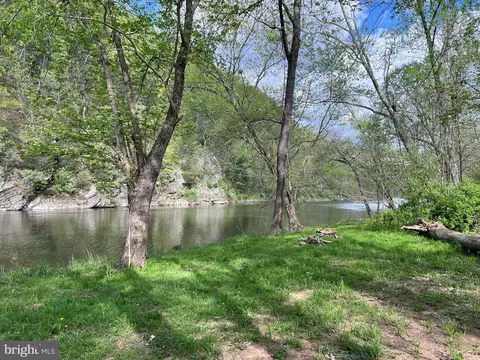 150 Dun Rovin Ln, Great Cacapon, WV 25422