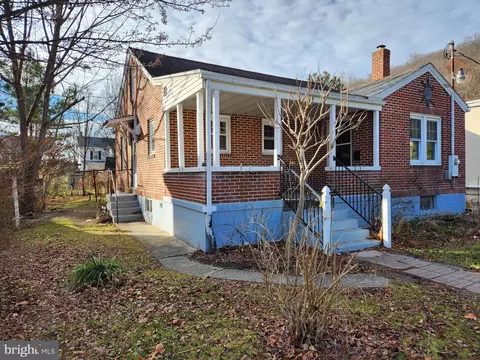 73 Broadway St, Berkeley Springs, WV 25411