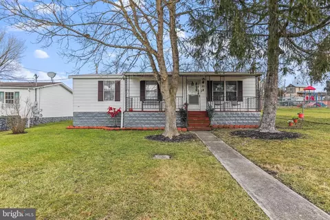 80 Potomac St, Paw Paw, WV 25434