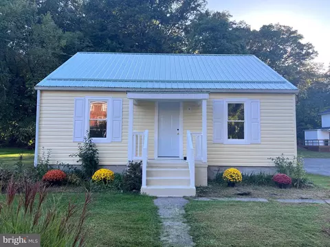 38 Biser St, Berkeley Springs, WV 25411 photo 2