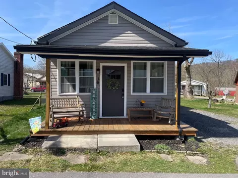38 Amelia St, Paw Paw, WV 25434