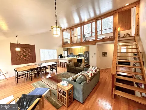Living - 18 Whipporwill Ct, Berkeley Springs, WV 25411 photo 5 of 9