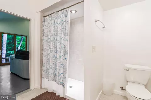 Bath - 18 Whipporwill Ct, Berkeley Springs, WV 25411 photo 2 of 4