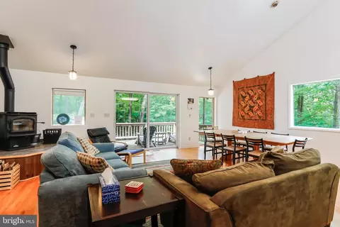 Living - 18 Whipporwill Ct, Berkeley Springs, WV 25411 photo 3 of 9