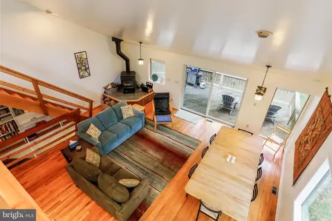 Living - 18 Whipporwill Ct, Berkeley Springs, WV 25411 photo 6 of 9