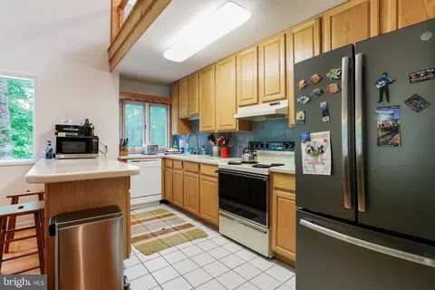 Kitchen - 18 Whipporwill Ct, Berkeley Springs, WV 25411 photo 2 of 5