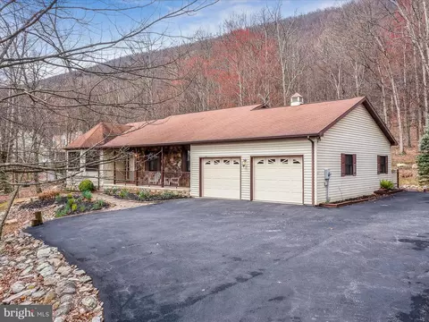 1077 Parkside Dr, Berkeley Springs, WV 25411