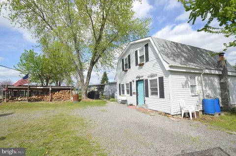 9695 Winchester Grade Rd, Berkeley Springs, WV 25411