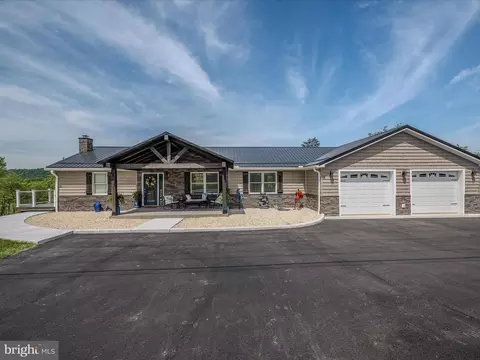969 Fairview Dr, Berkeley Springs, WV 25411