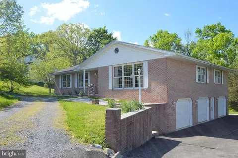 130 Merrywoods Dr, Berkeley Springs, WV 25411
