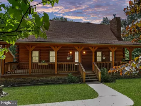 165 Round Top Ln, Berkeley Springs, WV 25411