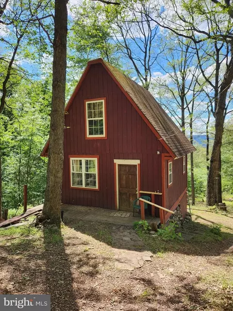689 Lonesome Pine Ln, Great Cacapon, WV 25422