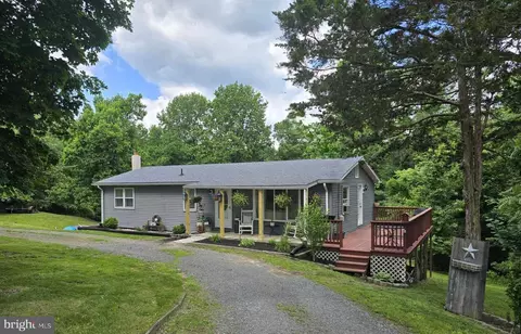 36 Hampshire Ln, Berkeley Springs, WV 25411
