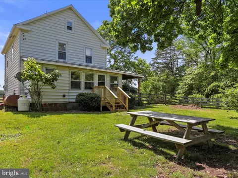 30 Deshong Ln, Hedgesville, WV 25427