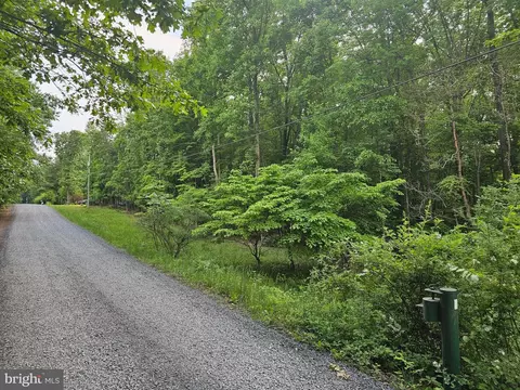 68 Rustling Leaf Ln, Hedgesville, WV 25427